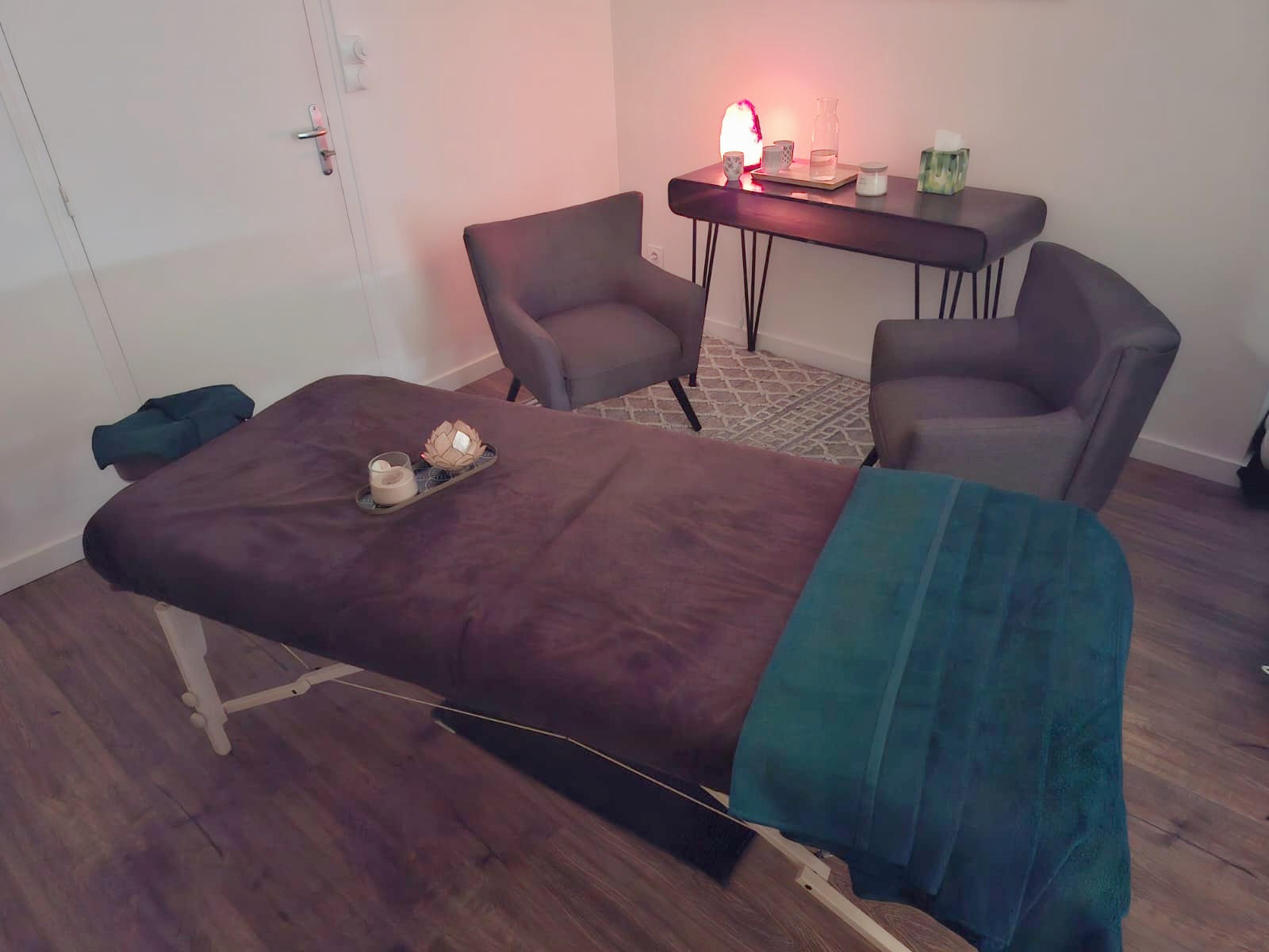 Table de massage dans un cabinet de naturopathie et massage bien-être à Toulouse
