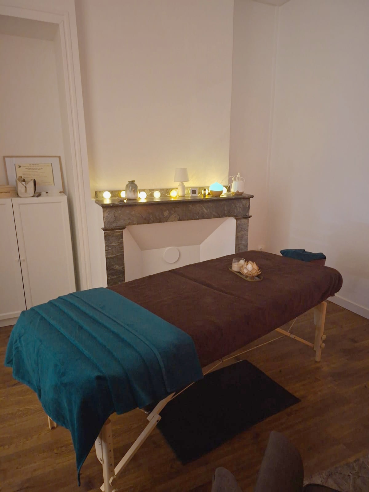 Table de massage dans un cabinet de naturopathie et massage bien-être à Toulouse