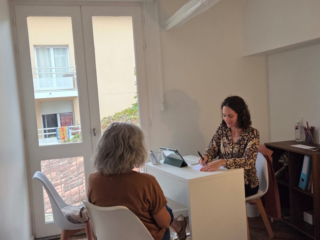 Table de massage dans un cabinet de naturopathie et massage bien-être à Toulouse